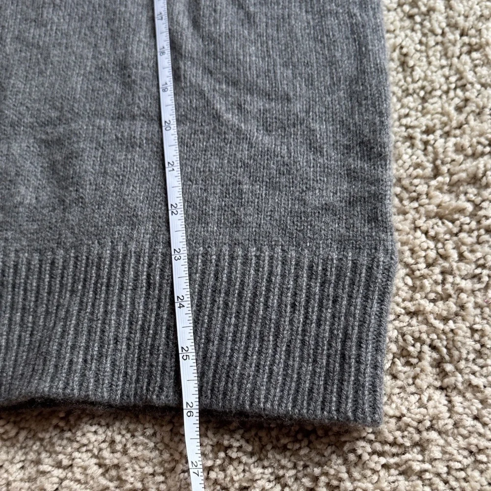 Banana Republic Dark Gray V-Neck Sweater with Elbow Patches Men’s M EUC